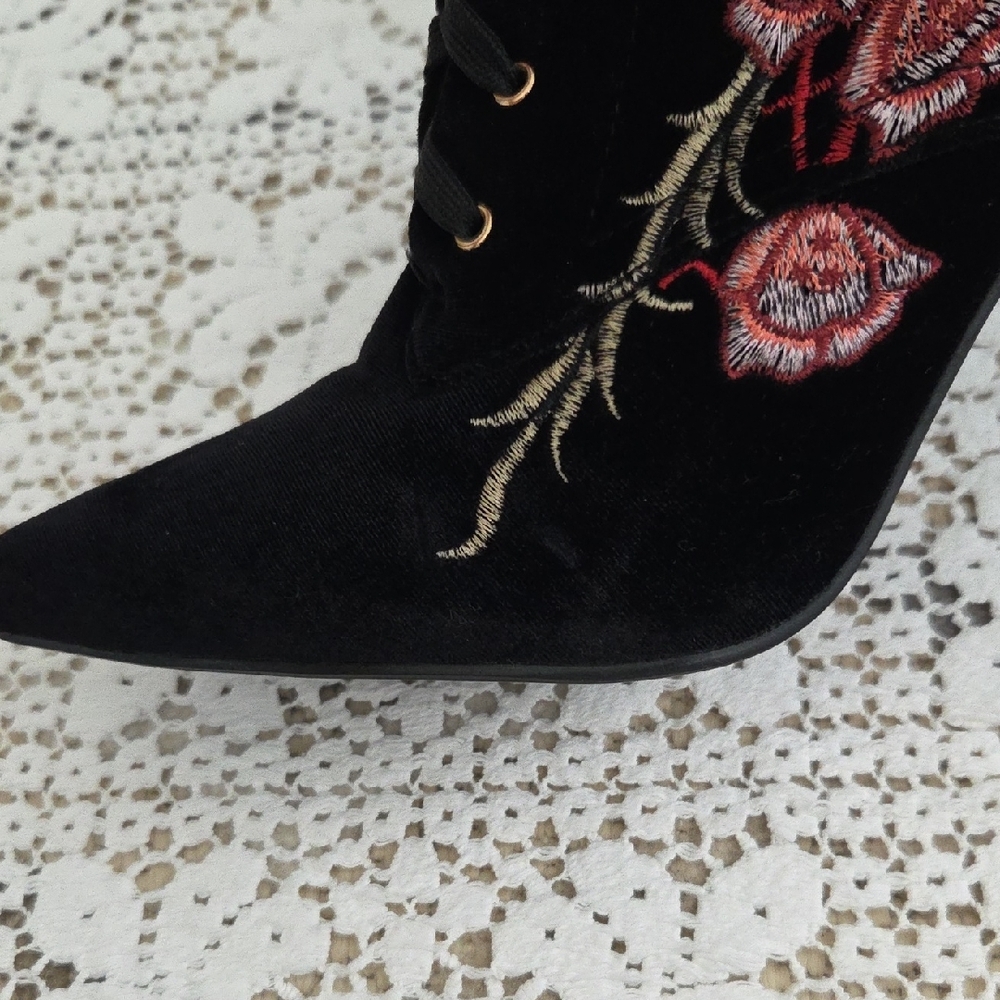 Cape Robbin Black Velvet Lace-Up Ankle Boots with Red Rose Embroidery Size 10 - Picture 12 of 12